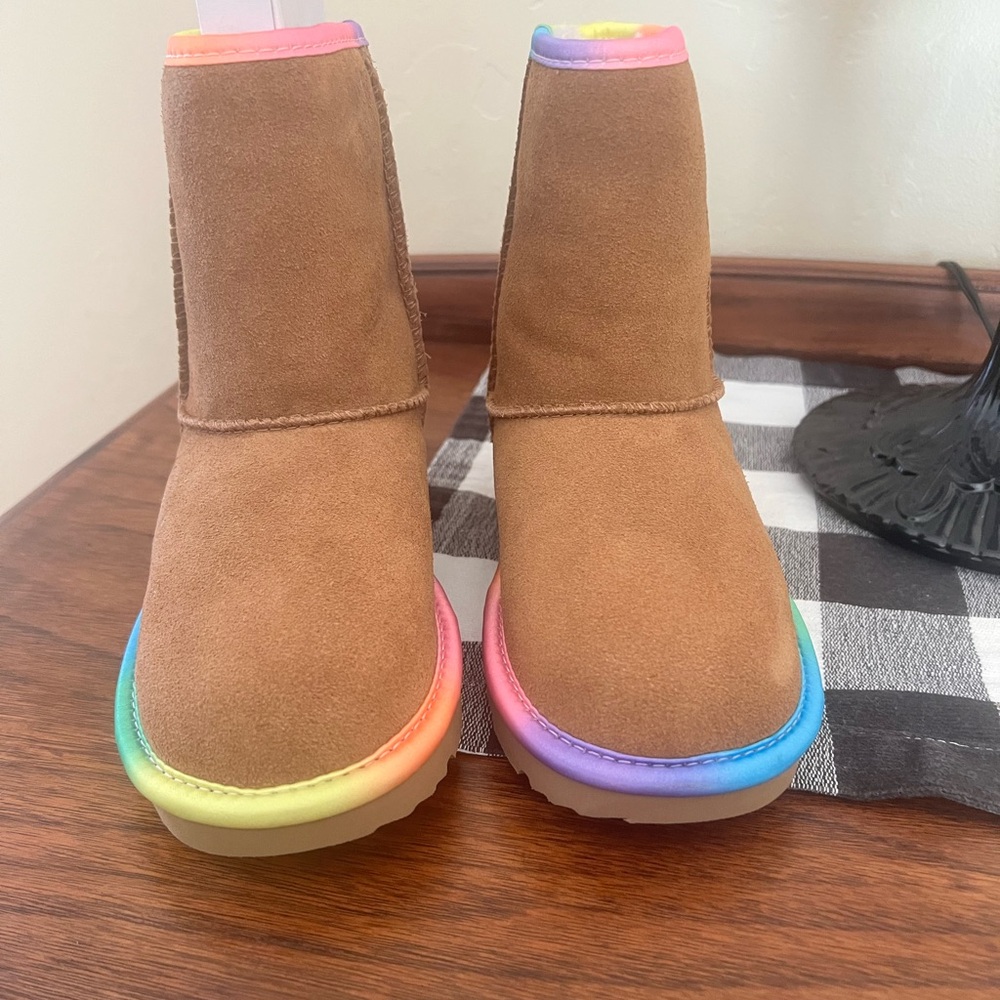 NEW GIRLS UGG RAINBOW BOOTS SIZE 13